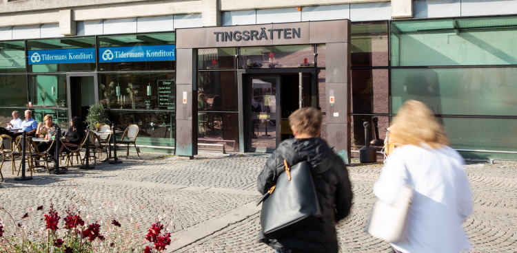 Entrén till Södertälje tingsrätt. Foto.