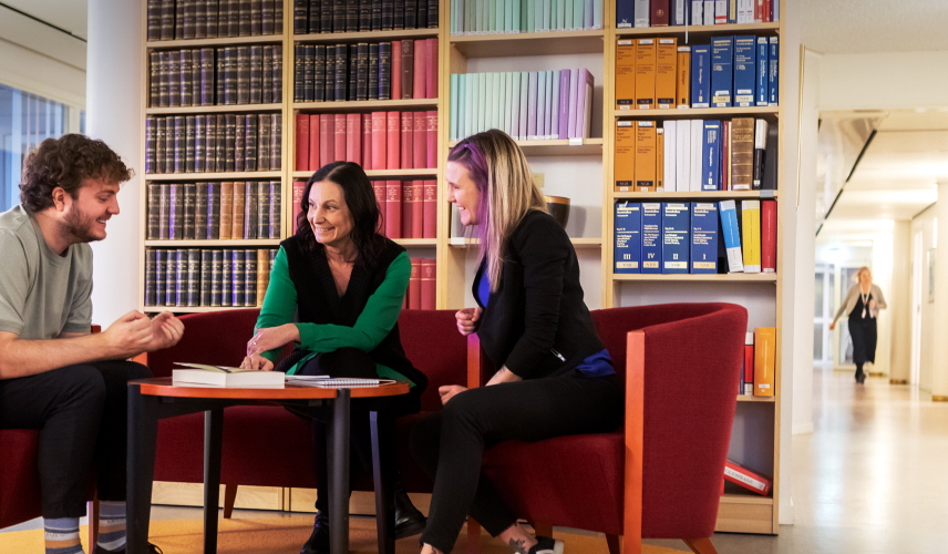 Tre medarbetare i ett domstolsbibliotek