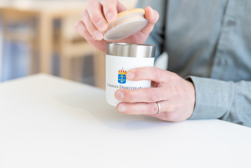 Mugg med Sveriges Domstolars logotyp