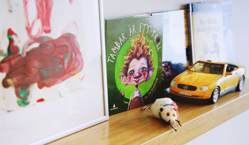 Leksaker på en hylla. Foto.