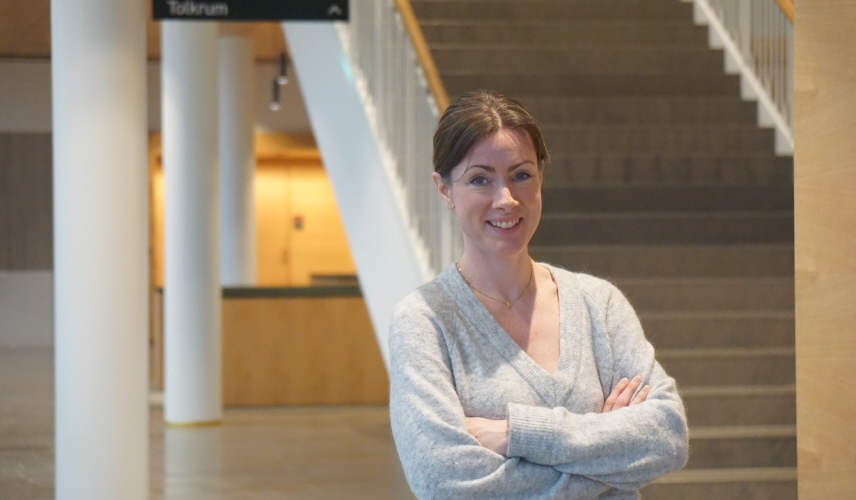 Nämndemannen Madelene San Román står i entréhallen i Göta hovrätt i Jönköping.