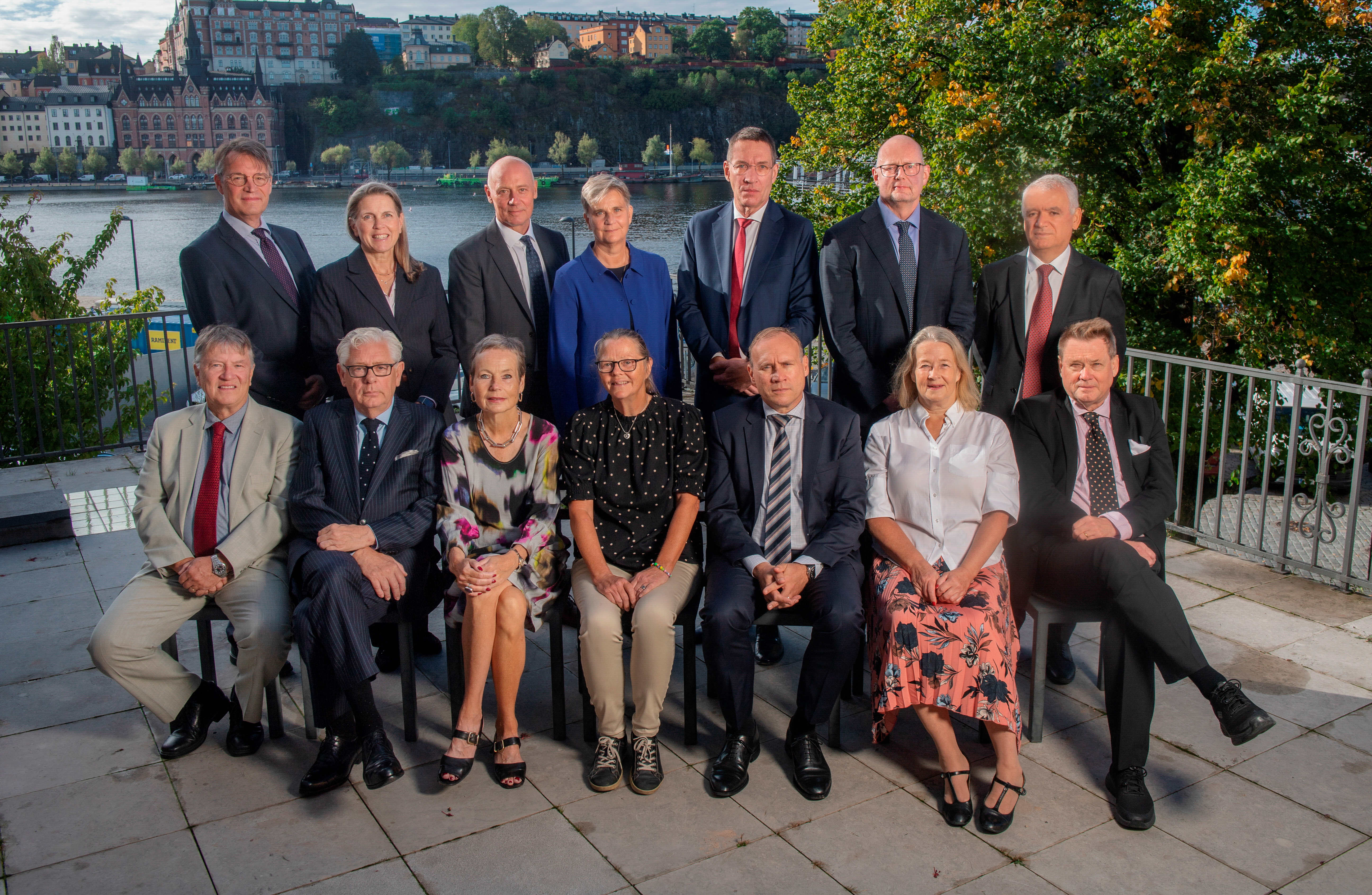 Från vänster övre rad: Thomas Bull, Linda Haggren, Ulrik von Essen, Helena Jäderblom, Henrik Jermsten, Magnus Medin och Mahmut Baran. Från vänster nedre rad: Leif Gäverth, Mats Anderson, Margit Knutsson, Kristina Ståhl, Martin Nilsson, Inga-Lill Askersjö och Per Classon. Marie Jönsson saknas.