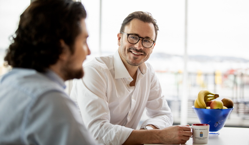 Två manliga kollegor i samtal