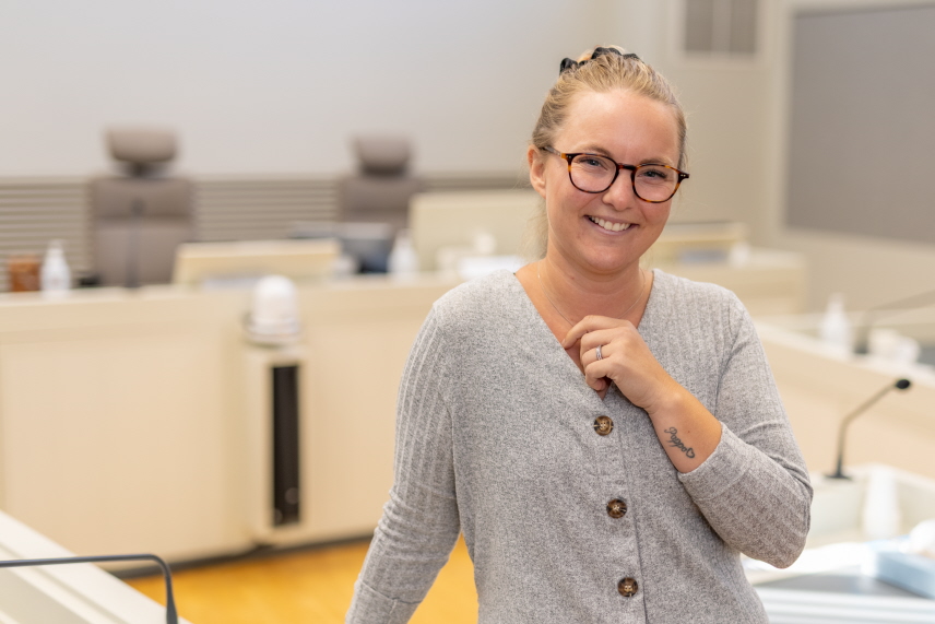 Nämndeman i förhandlingssal.